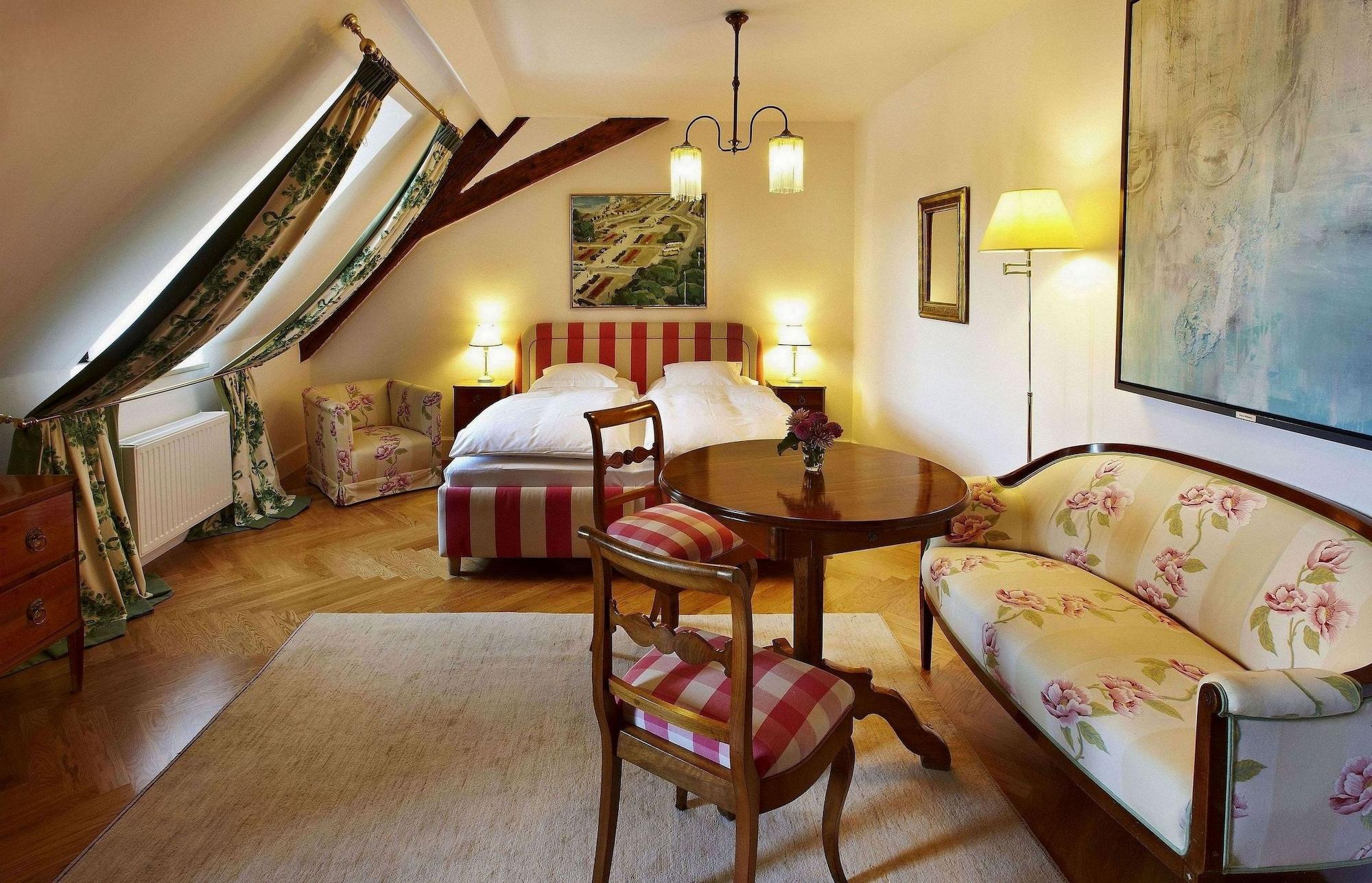 Schlossberghotel غراتس المظهر الخارجي الصورة A room at the Hotel Axelmannstein