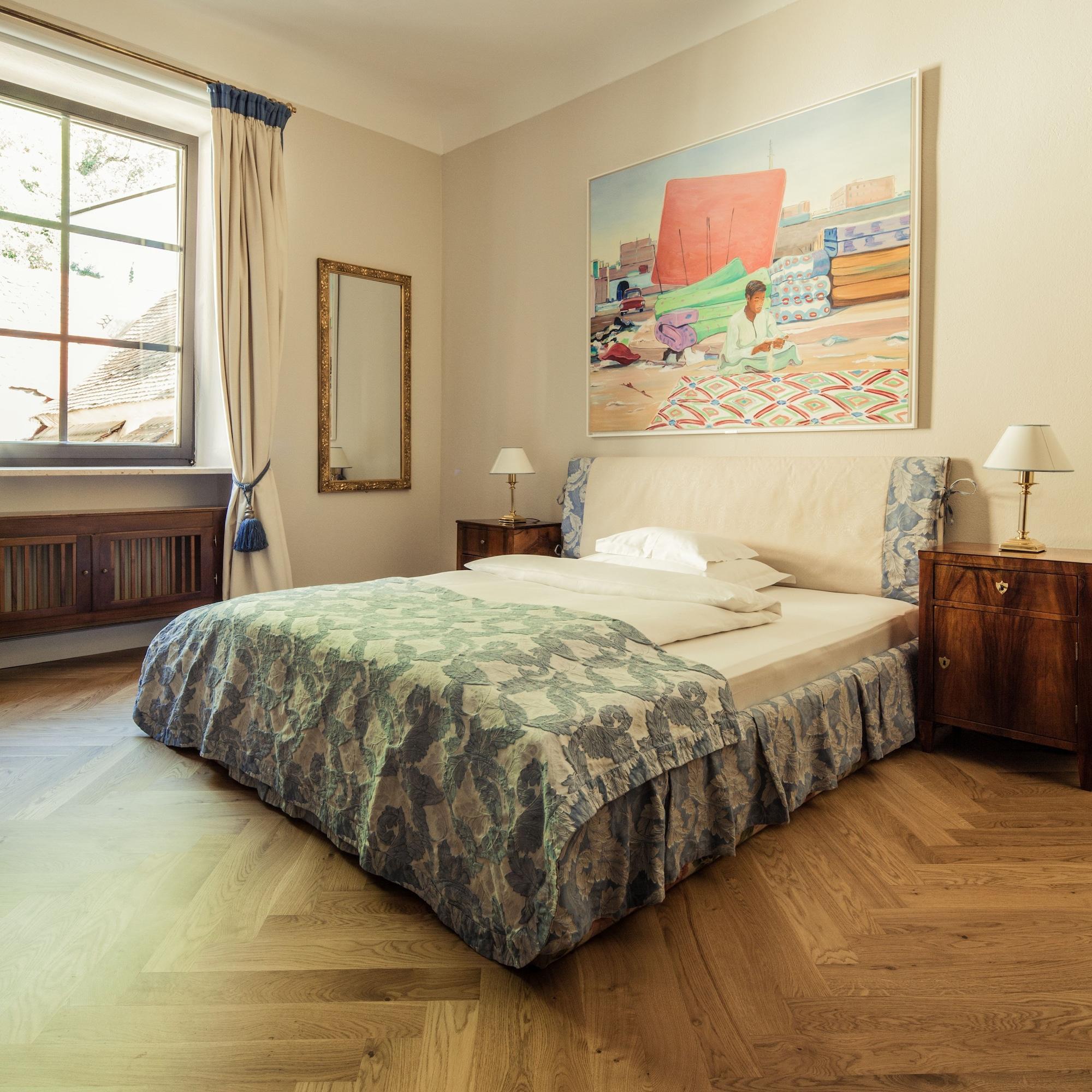Schlossberghotel غراتس المظهر الخارجي الصورة A bed with a bed skirt