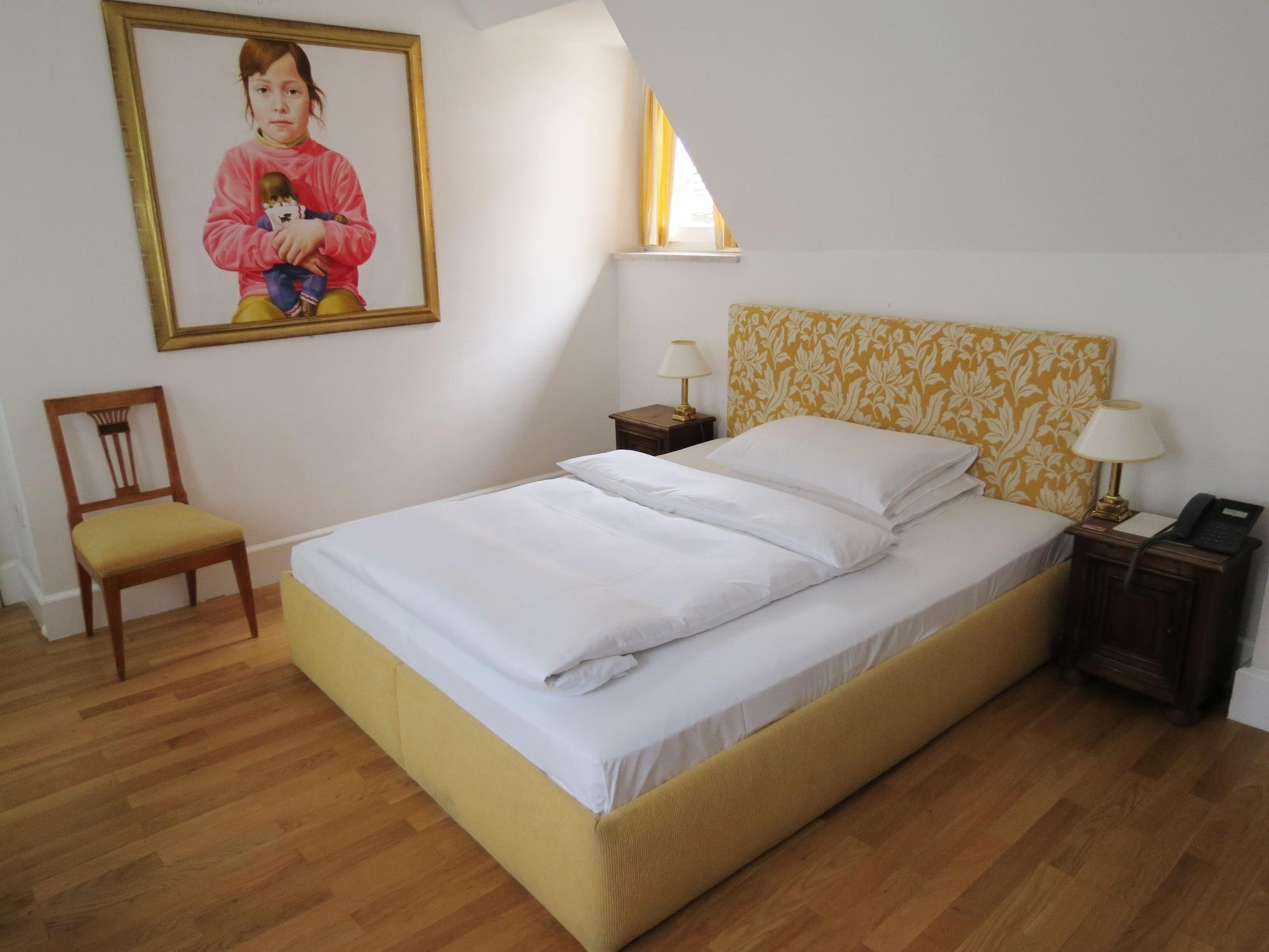Schlossberghotel غراتس المظهر الخارجي الصورة A guest room at the hotel