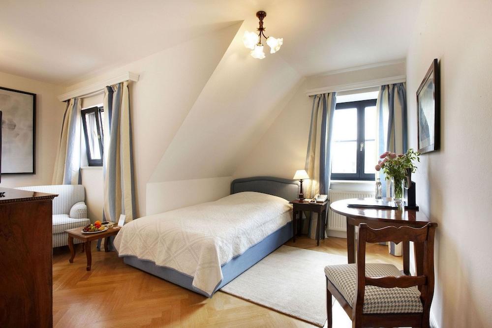 Schlossberghotel غراتس المظهر الخارجي الصورة A typical room at the Hotel de l'Université