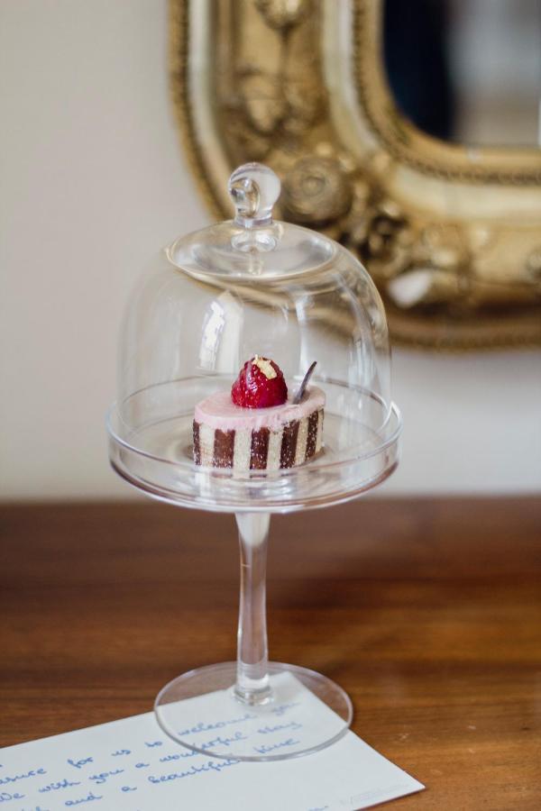 Schlossberghotel غراتس المظهر الخارجي الصورة A cake stand with a cake