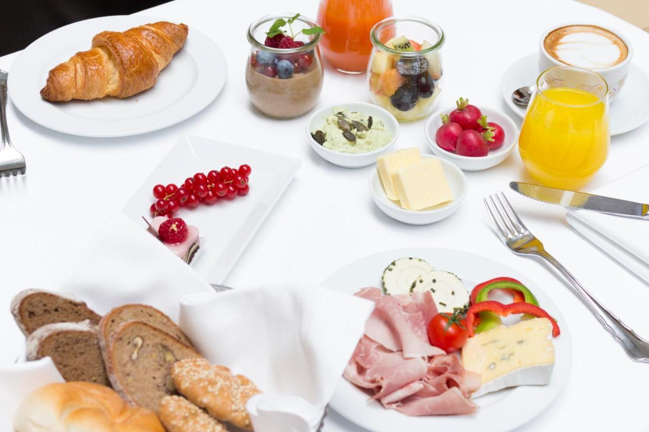 Schlossberghotel غراتس المظهر الخارجي الصورة A typical continental breakfast