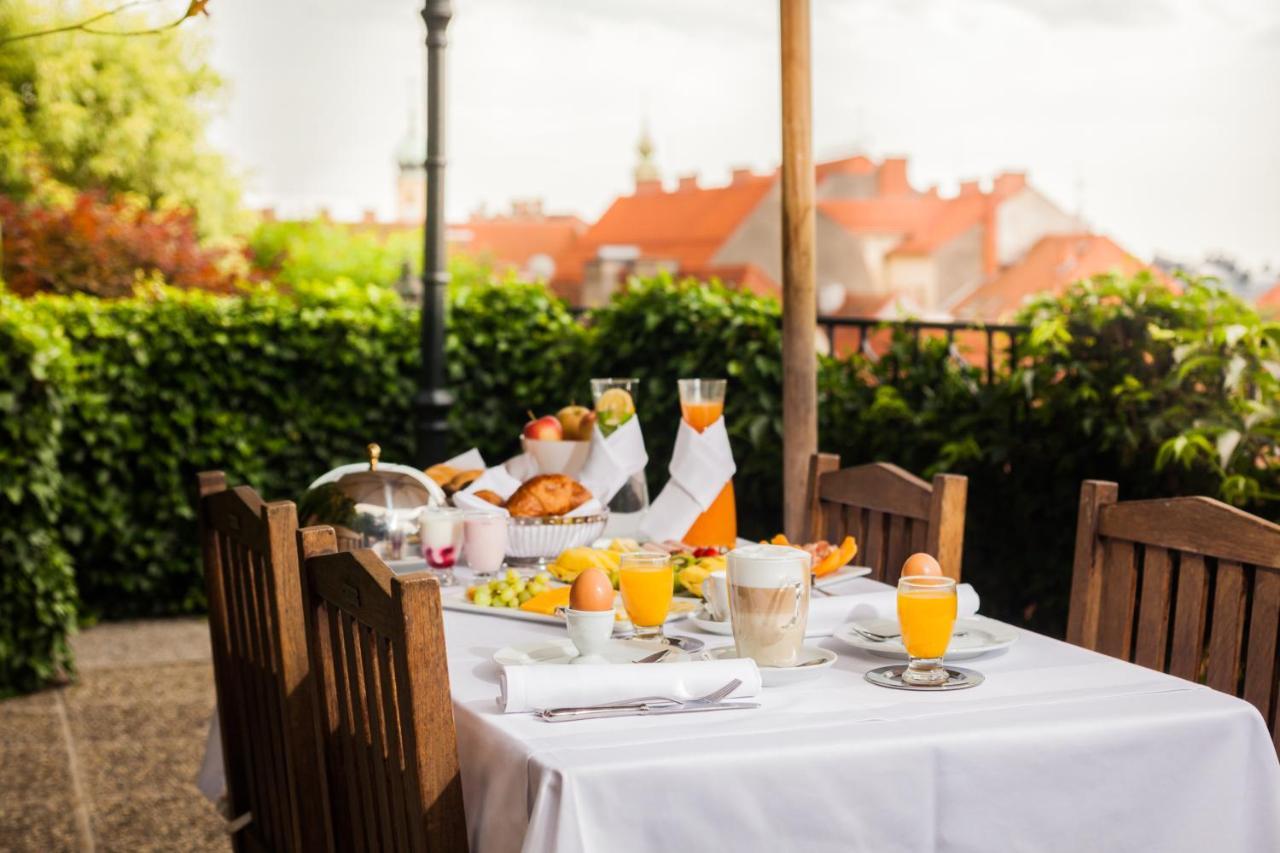 Schlossberghotel غراتس المظهر الخارجي الصورة Breakfast at the Hotel