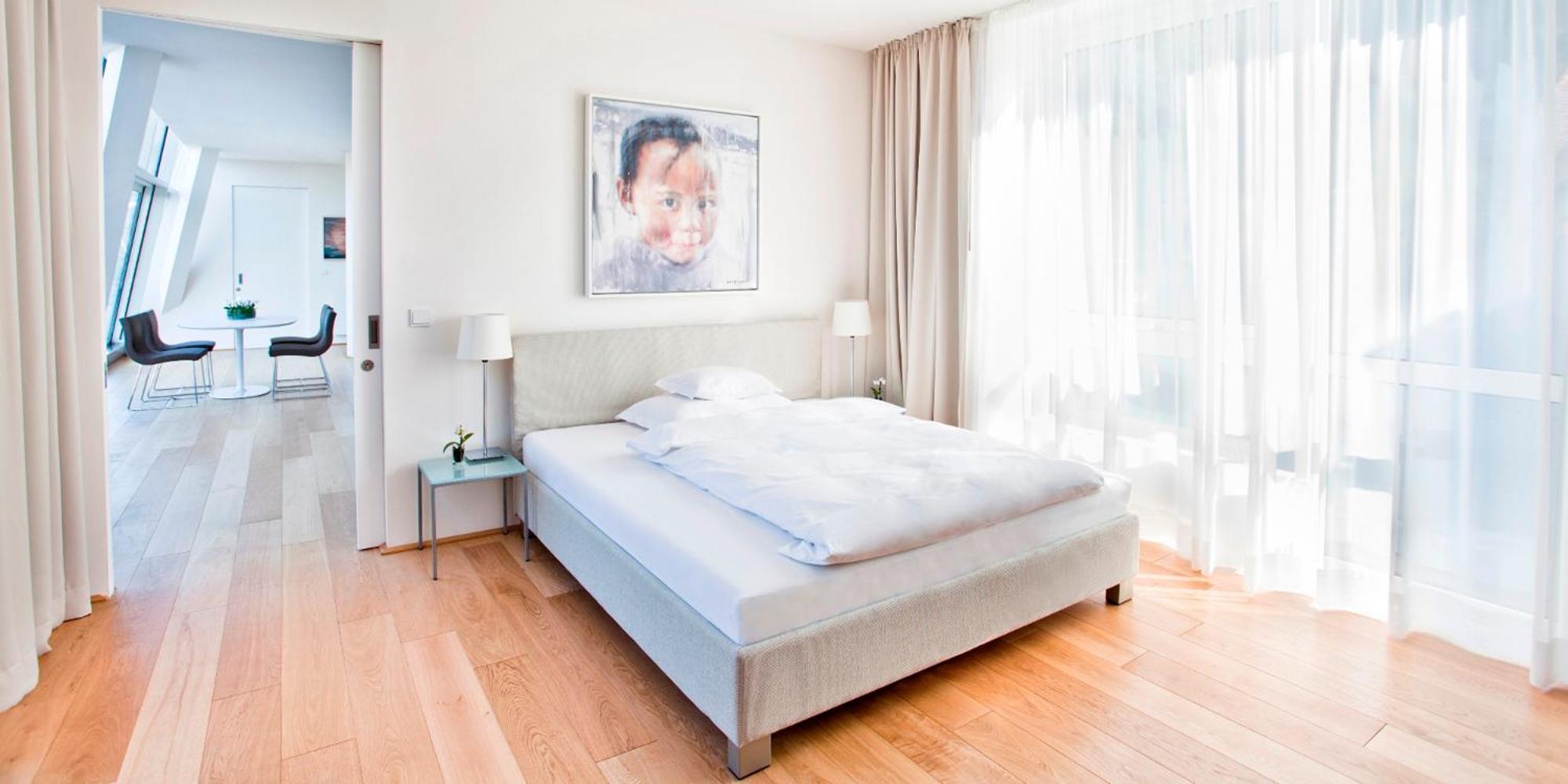 Schlossberghotel غراتس المظهر الخارجي الصورة A typical bedroom in a serviced apartment