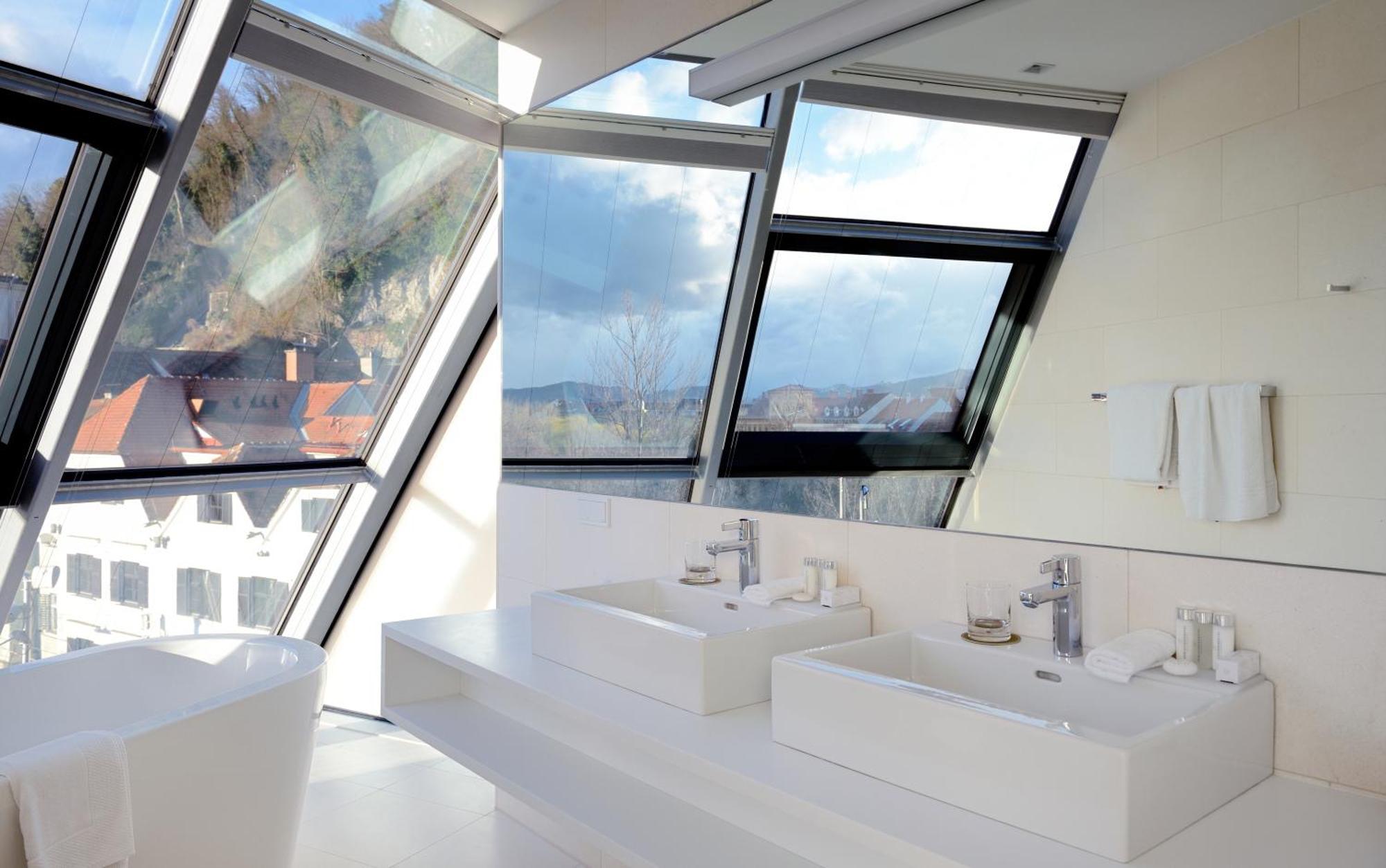 Schlossberghotel غراتس المظهر الخارجي الصورة Roof windows in a bathroom