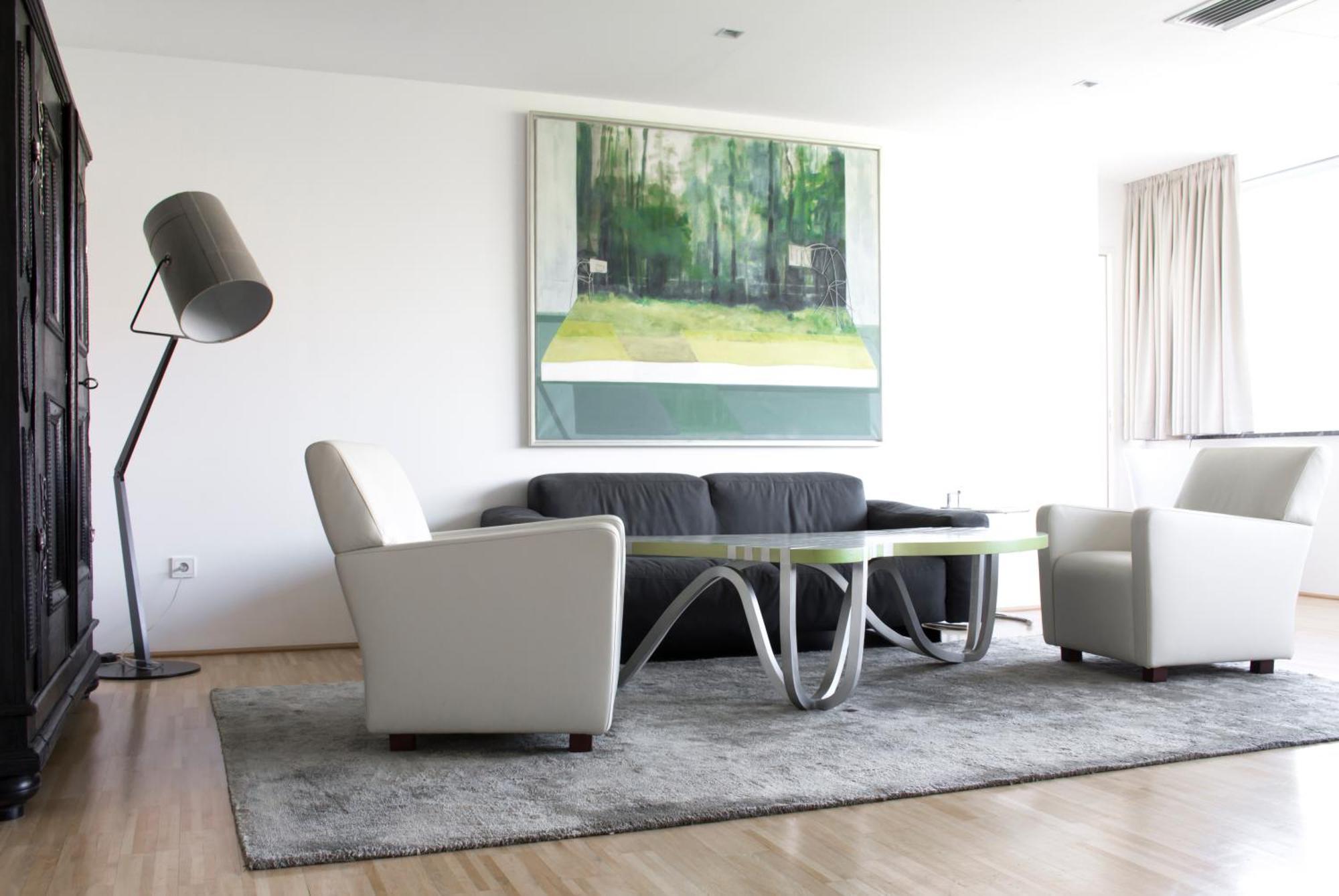 Schlossberghotel غراتس المظهر الخارجي الصورة A living room with a floor lamp