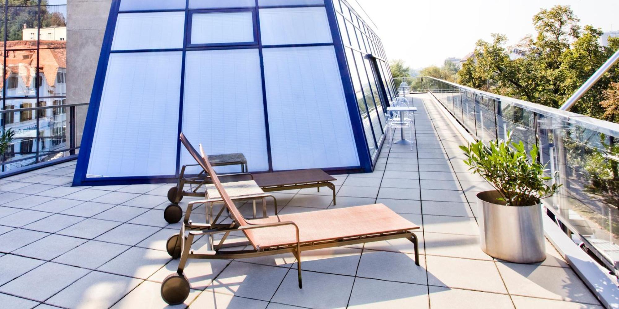 Schlossberghotel غراتس المظهر الخارجي الصورة A sunlounger