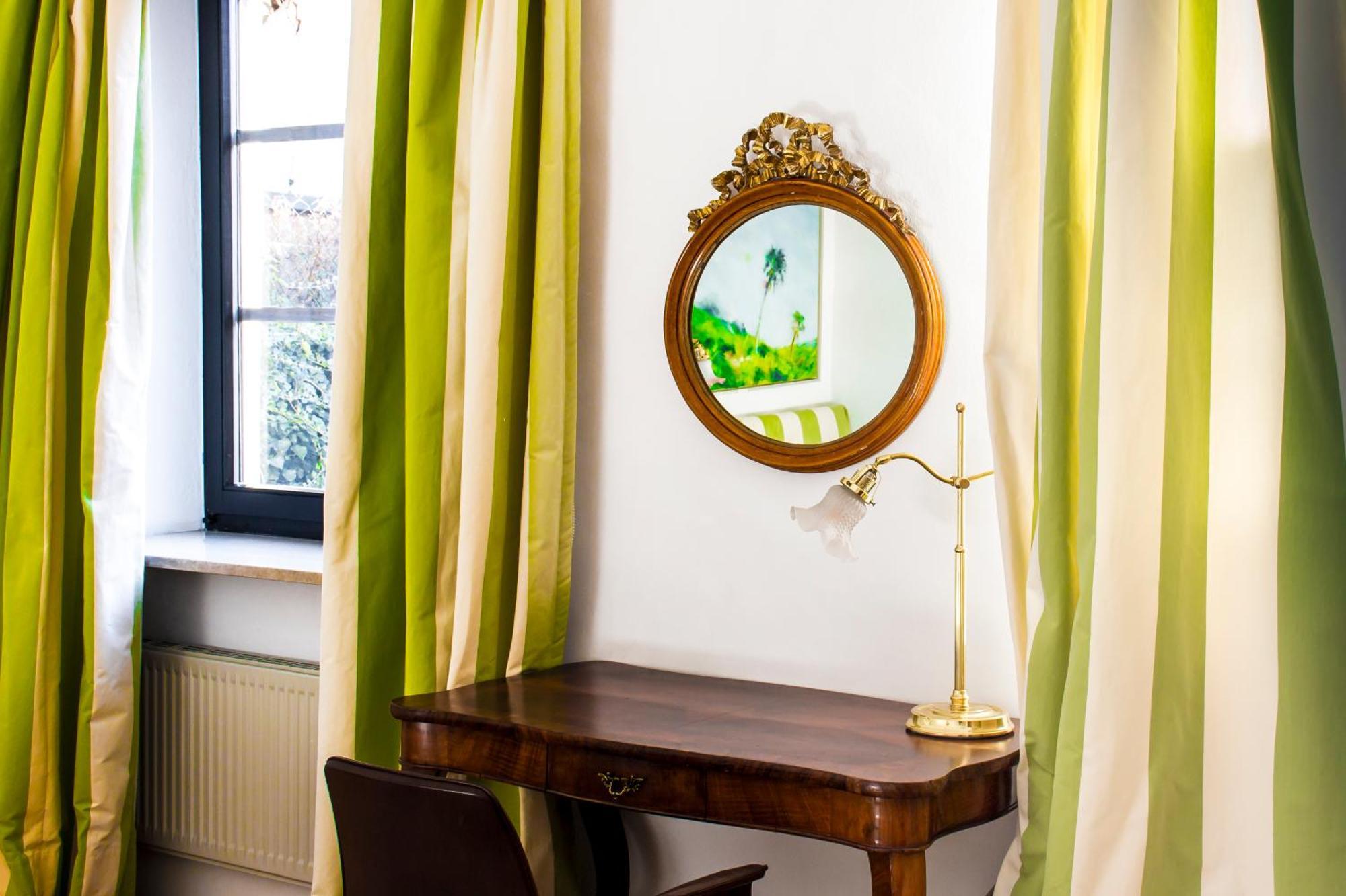 Schlossberghotel غراتس المظهر الخارجي الصورة Curtains in a bedroom