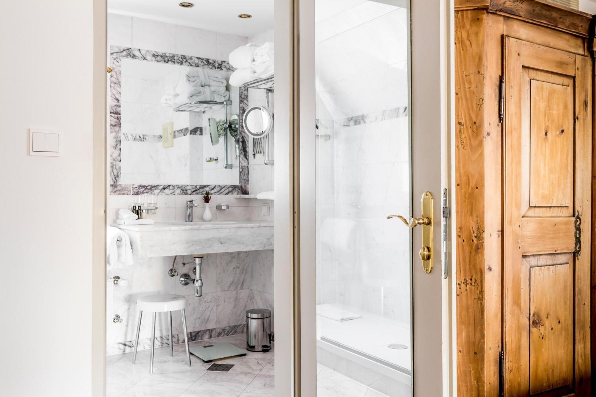Schlossberghotel غراتس المظهر الخارجي الصورة A bathroom in a hotel